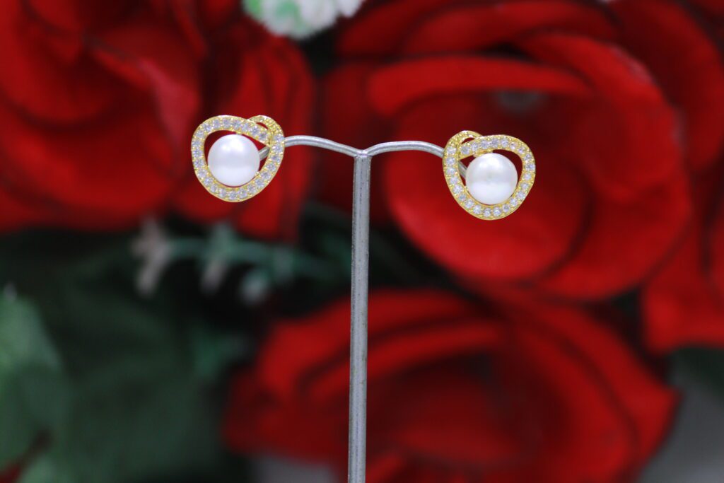 Heart-Shaped Pearl Stud Earrings - Elegant heart-shaped design with luminous pearls for a romantic and timeless look.