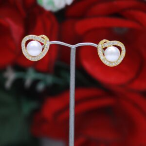 Heart-Shaped Pearl Stud Earrings - Elegant heart-shaped design with luminous pearls for a romantic and timeless look.