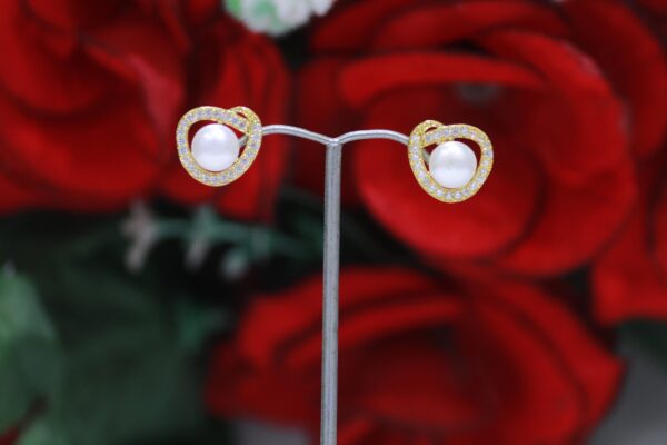 Heart-Shaped Pearl Stud Earrings - Elegant heart-shaped design with luminous pearls for a romantic and timeless look.