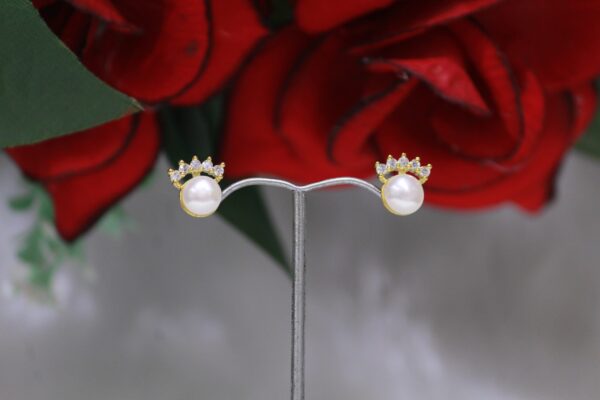 Pearl Stud Earrings with Crown Design - Elegant and regal pearl studs featuring a sophisticated crown design for a timeless and classy look.
