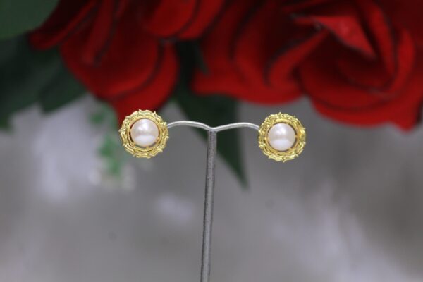Pearl Stud Earrings with Gold Filigree Design - Elegant pearl studs featuring intricate gold filigree for a timeless, vintage-inspired look.