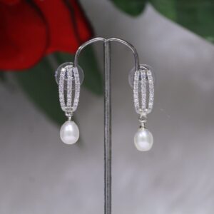 Pearl Drop Earrings with Linear Design - Elegant earrings featuring luminous pearl drops and a sleek linear design, perfect for sophisticated and modern looks.