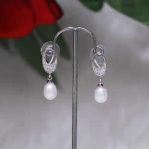 Pearl Drop Earrings with Teardrop Design - Elegant pearl drop earrings featuring a classic teardrop design for timeless style and sophistication.