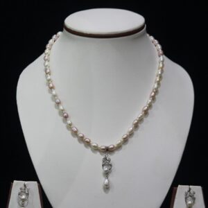 Two-Tone Pearl Necklace Set with Heart Pendant - A stunning two-tone pearl necklace set featuring a heart-shaped pendant, blending elegance and romance.