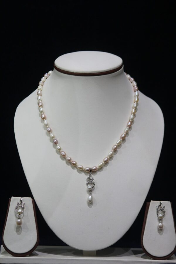 Two-Tone Pearl Necklace Set with Heart Pendant - A stunning two-tone pearl necklace set featuring a heart-shaped pendant, blending elegance and romance.