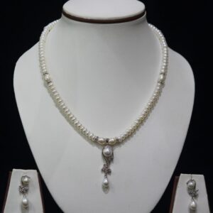 Pearl Necklace Set with Flower Pendant - A graceful pearl necklace set featuring a beautiful flower-shaped pendant, adding an elegant and floral touch to your style.