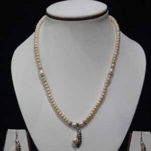 Pearl Necklace Set with Leaf-Shaped Pendant - A graceful pearl necklace set featuring a beautiful leaf-shaped pendant, perfect for nature-inspired elegance.
