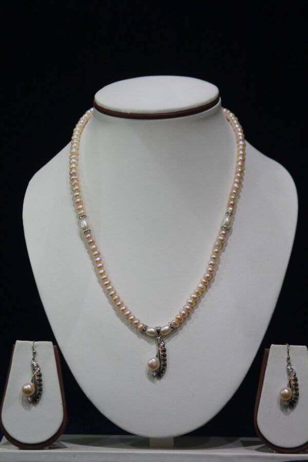 Pearl Necklace Set with Leaf-Shaped Pendant - A graceful pearl necklace set featuring a beautiful leaf-shaped pendant, perfect for nature-inspired elegance.