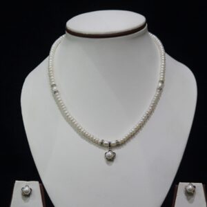 Pearl Necklace Set with Flower Pendant - A stunning necklace featuring lustrous pearls and a delicate flower-shaped pendant, paired with matching earrings for elegance.