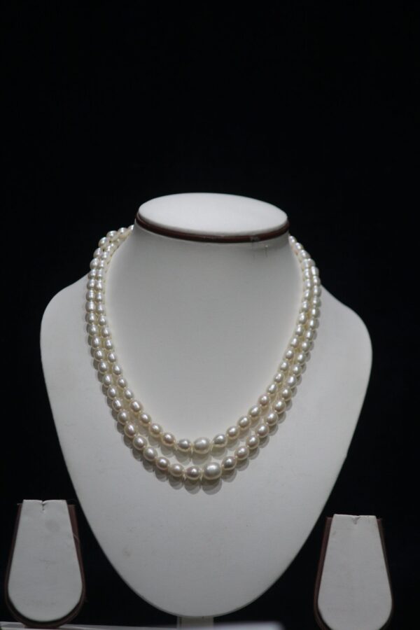 Two-Layered Pearl Necklace Set - A chic and elegant two-layer pearl necklace set, perfect for elevating your style with its graceful, layered design.