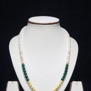 Pearl Necklace Set with Green Stone Accents - A graceful pearl necklace set featuring exquisite green stone accents, perfect for adding a fresh, vibrant touch to your jewelry collection.