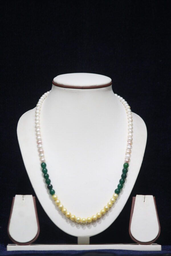 Pearl Necklace Set with Green Stone Accents - A graceful pearl necklace set featuring exquisite green stone accents, perfect for adding a fresh, vibrant touch to your jewelry collection.