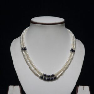 Pearl Necklace Set with Blue Stone Accents - A sophisticated and elegant combination of pearls with striking blue stone accents, adding a vibrant touch to any outfit.