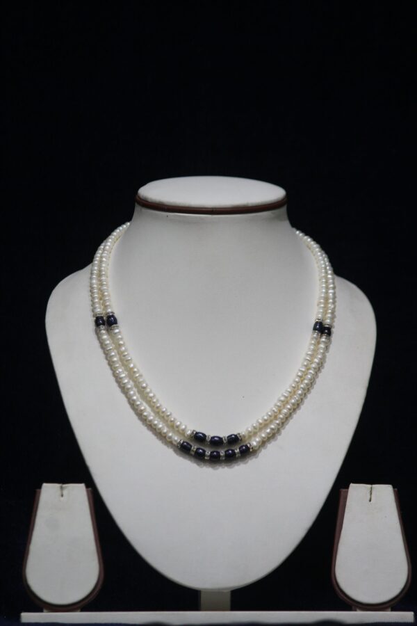 Pearl Necklace Set with Blue Stone Accents - A sophisticated and elegant combination of pearls with striking blue stone accents, adding a vibrant touch to any outfit.