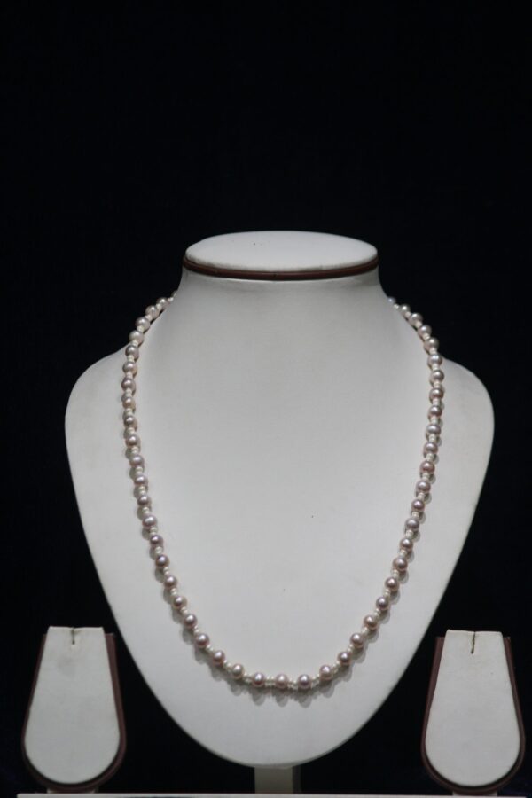 Two-Tone Pearl Necklace Set - A luxurious necklace set featuring a combination of light and dark pearls, offering a sophisticated, modern design with timeless elegance.