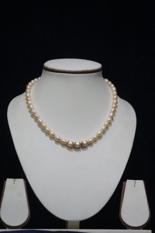 Pearl Necklace Set with Golden Beads - A sophisticated jewelry set featuring lustrous pearls combined with golden beads, ideal for formal and festive occasions.