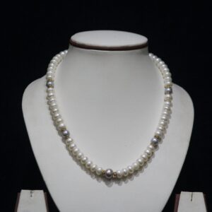 Pearl Necklace Set with Grey Pearls - A sophisticated jewelry set featuring elegant grey pearls, complete with matching earrings, perfect for formal and special occasions.