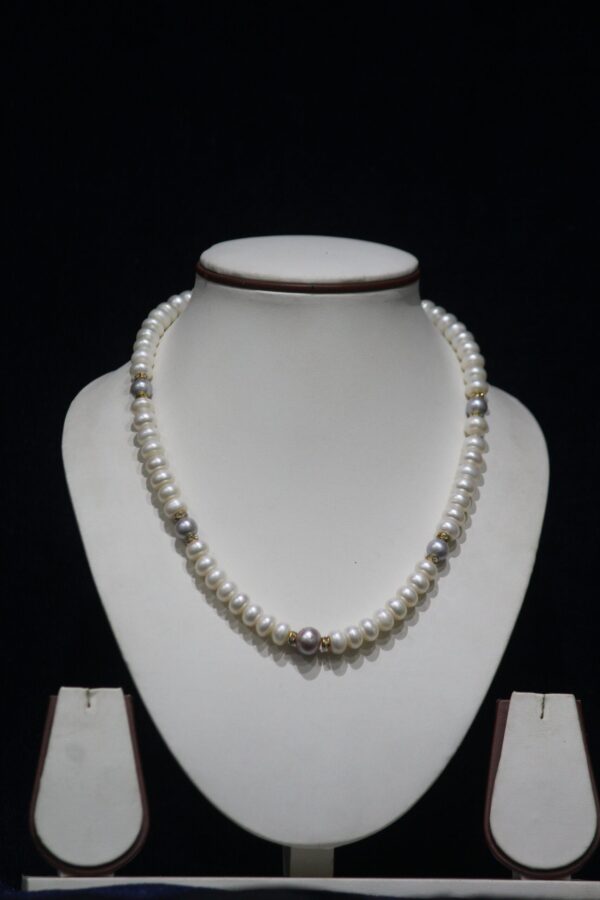 Pearl Necklace Set with Grey Pearls - A sophisticated jewelry set featuring elegant grey pearls, complete with matching earrings, perfect for formal and special occasions.