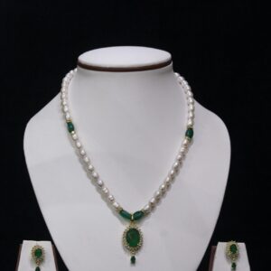 Pearl and Emerald Necklace Set - A luxurious necklace featuring radiant pearls and vivid emerald accents, complete with matching earrings for a refined, elegant look.