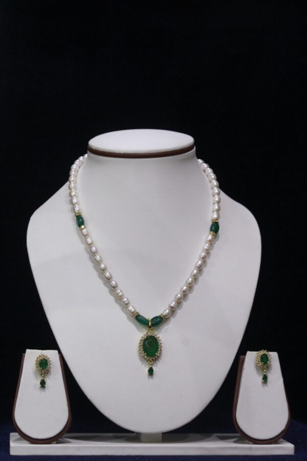 Pearl and Emerald Necklace Set - A luxurious necklace featuring radiant pearls and vivid emerald accents, complete with matching earrings for a refined, elegant look.