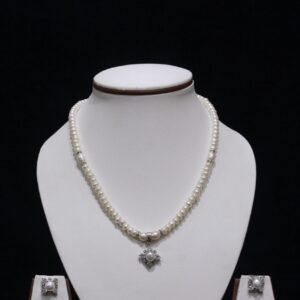 Elegant pearl necklace featuring lustrous pearls, designed to add sophistication and charm to any outfit.