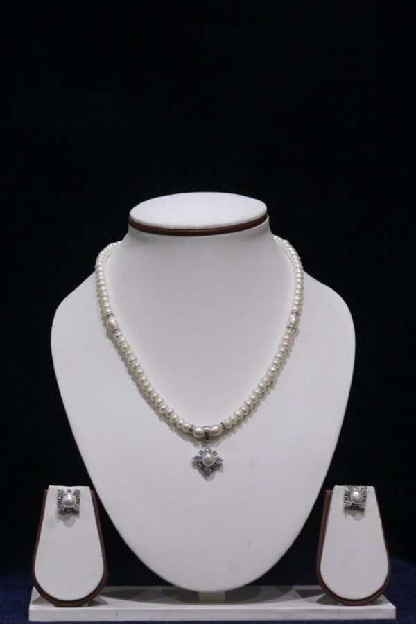 Elegant pearl necklace featuring lustrous pearls, designed to add sophistication and charm to any outfit.