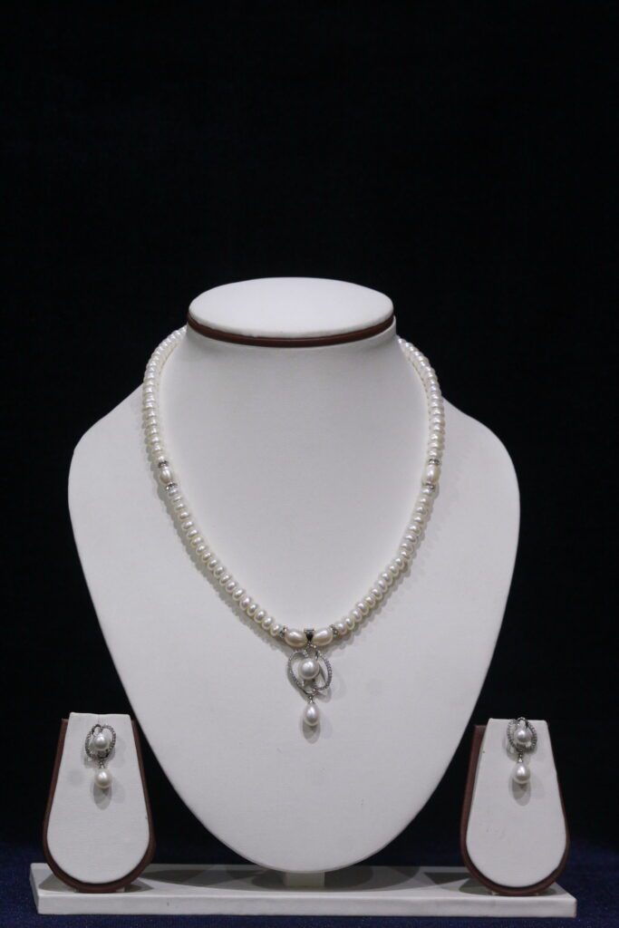 Pearl Necklace Set with Heart Pendant - Elegant necklace set featuring pearls with a charming heart-shaped pendant for a timeless, romantic look.