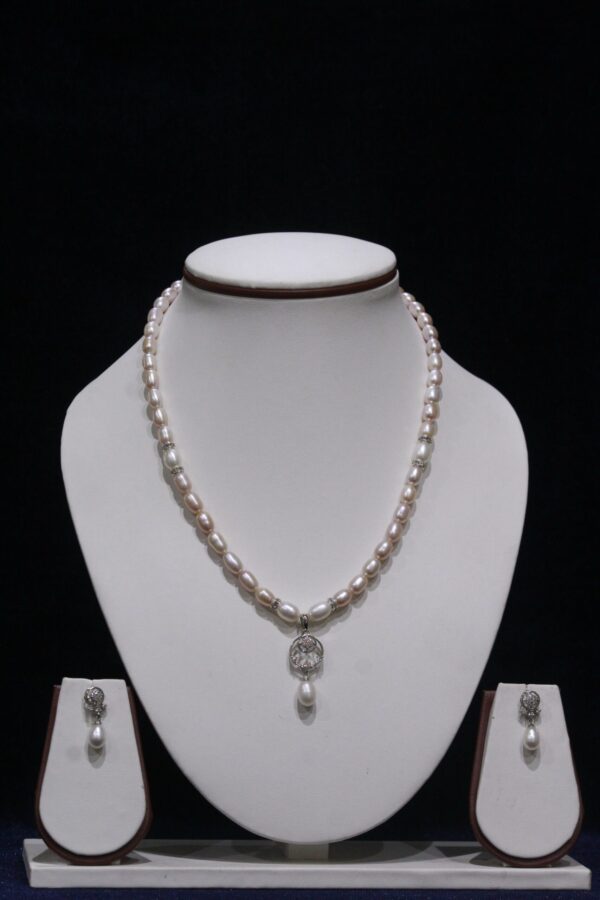Pearl Necklace Set with Teardrop Pendant - Elegant set featuring pearls with a delicate teardrop pendant for a sophisticated look.