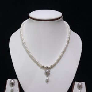Luxury Pearl Necklace - Exquisite high-quality pearls arranged in a luxurious design for a sophisticated and timeless look.