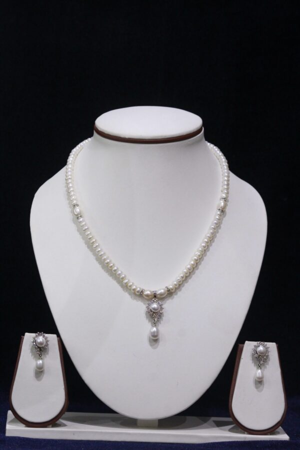Luxury Pearl Necklace - Exquisite high-quality pearls arranged in a luxurious design for a sophisticated and timeless look.