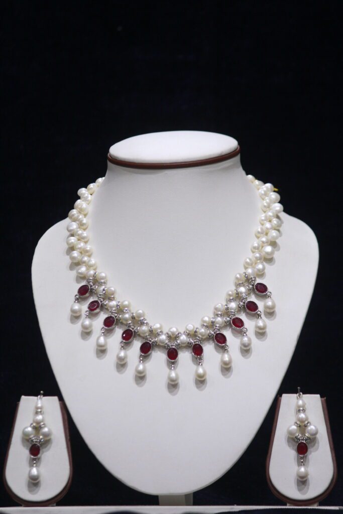 Pearl necklace set with ruby accents for a luxurious and elegant look.