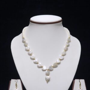 Heart-shaped pearl necklace set, offering a romantic and elegant design perfect for special occasions.