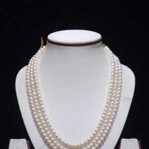 Elegant pearl necklace showcasing timeless beauty with a sophisticated and refined design, perfect for special occasions.