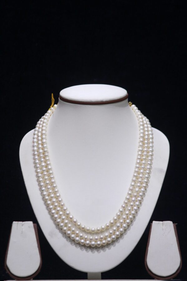 Elegant pearl necklace showcasing timeless beauty with a sophisticated and refined design, perfect for special occasions.