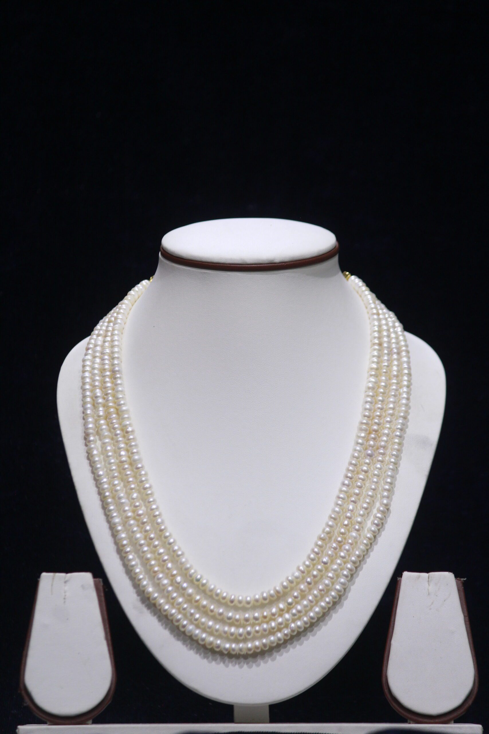Minimalist pearl necklace featuring a simple and elegant design, perfect for everyday wear or special occasions.