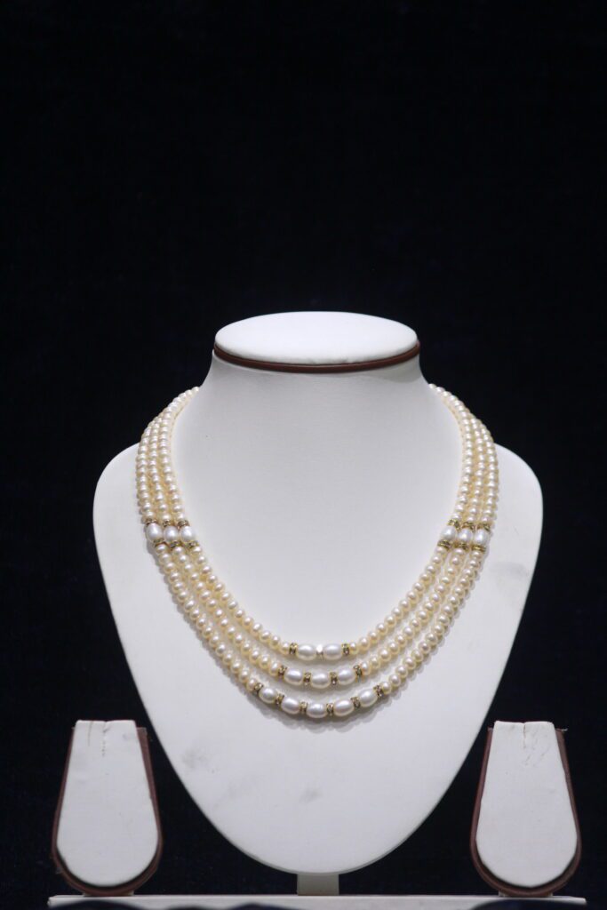 Triple-layer pearl necklace set featuring elegant layers of pearls for a sophisticated and stylish look.
