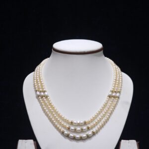 Triple-layer pearl necklace set featuring elegant layers of pearls for a sophisticated and stylish look.
