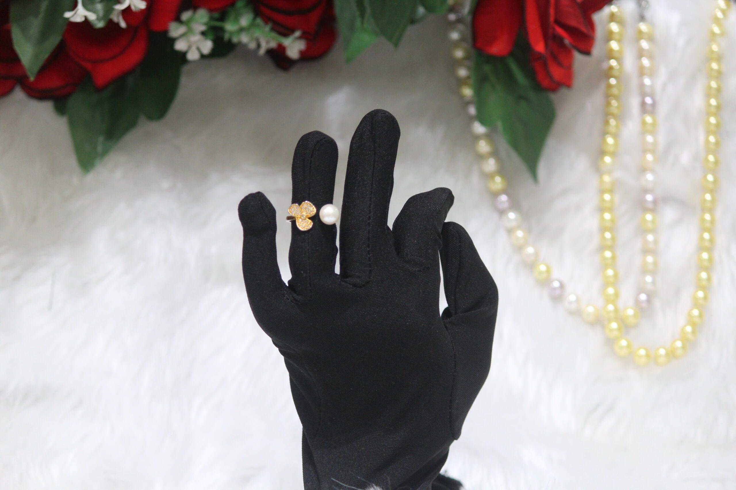 Pearl Ring with Floral Design - A stunning pearl ring featuring a delicate floral motif, blending timeless elegance with nature-inspired beauty.