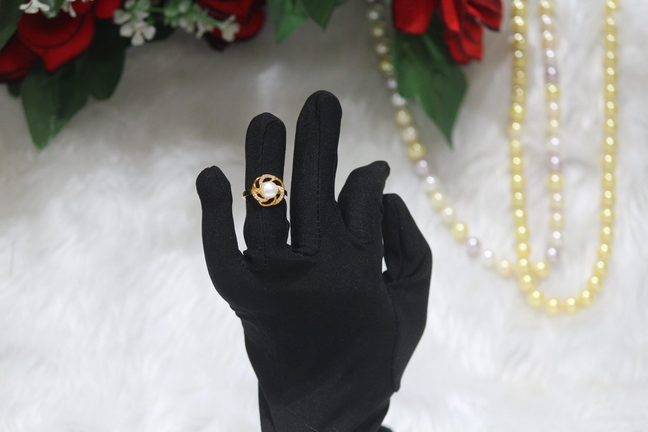 Pearl Ring with Knot Design - A sophisticated pearl ring featuring an elegant knot design, symbolizing unity and timeless elegance.