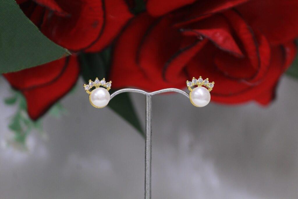 Pearl Stud Earrings with Crown Design - Elegant and regal pearl studs featuring a sophisticated crown design for a timeless and classy look.