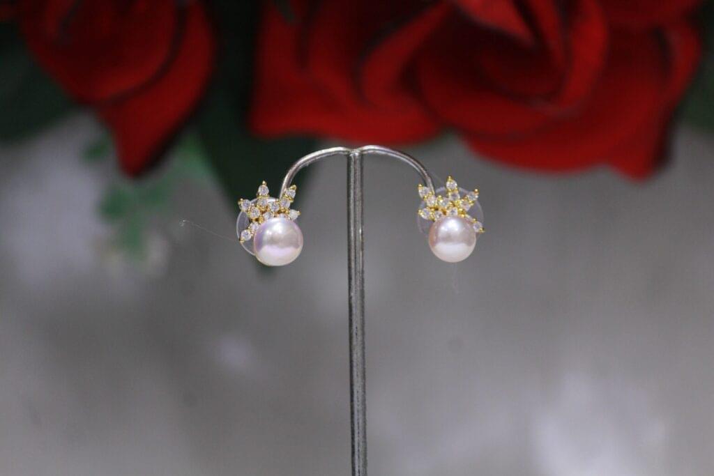 Pearl Stud Earrings with Crystal Crown - Elegant pearl studs featuring a stunning crystal crown design for a regal and timeless look.