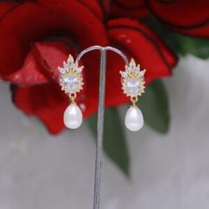 Pearl Drop Earrings with Crystal Cluster Design - Elegant pearl drops featuring a stunning crystal cluster design for a sparkling, timeless look.