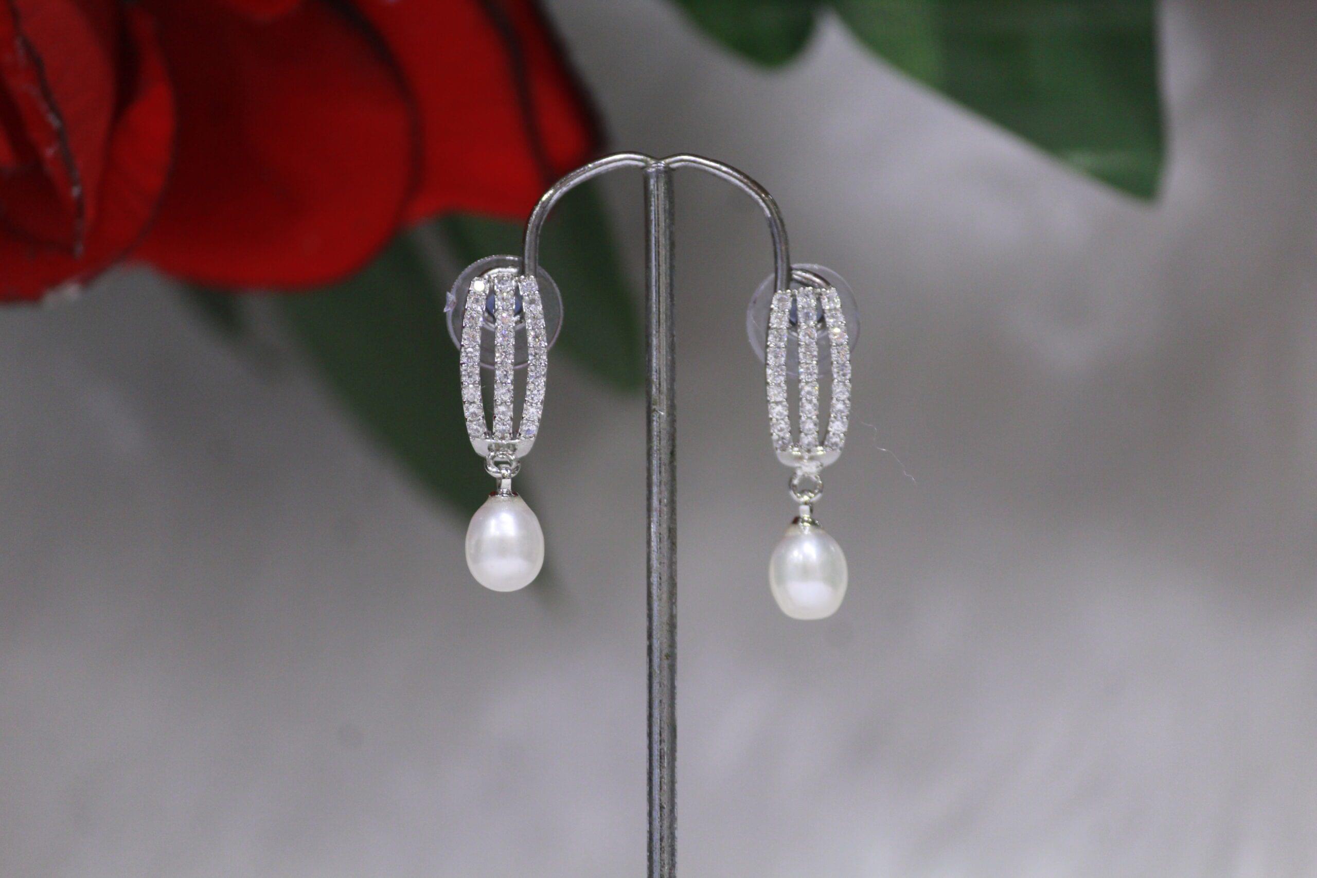 Pearl Drop Earrings with Linear Design - Elegant earrings featuring luminous pearl drops and a sleek linear design, perfect for sophisticated and modern looks.