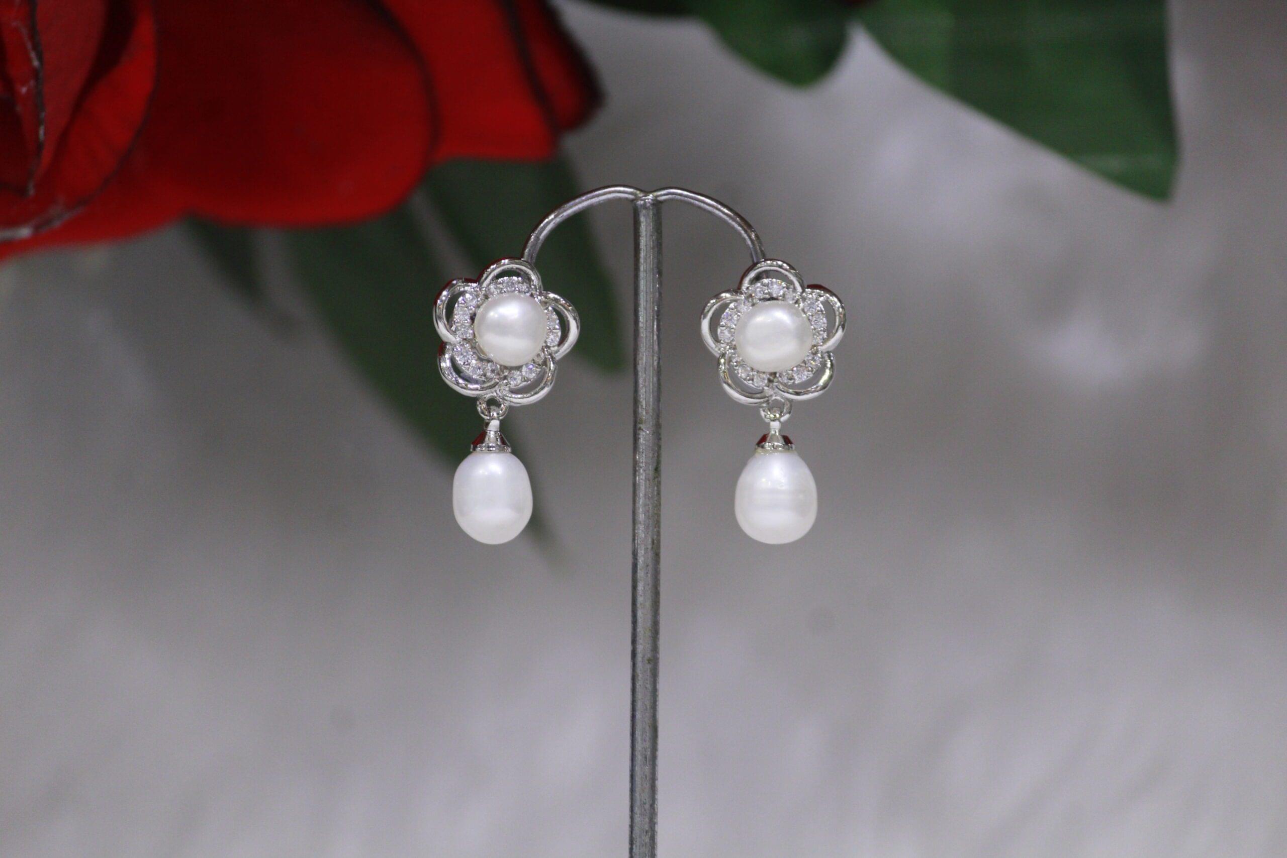 Pearl Drop Earrings with Flower Design - Elegant pearl drop earrings featuring a delicate floral design for timeless beauty and versatile charm.