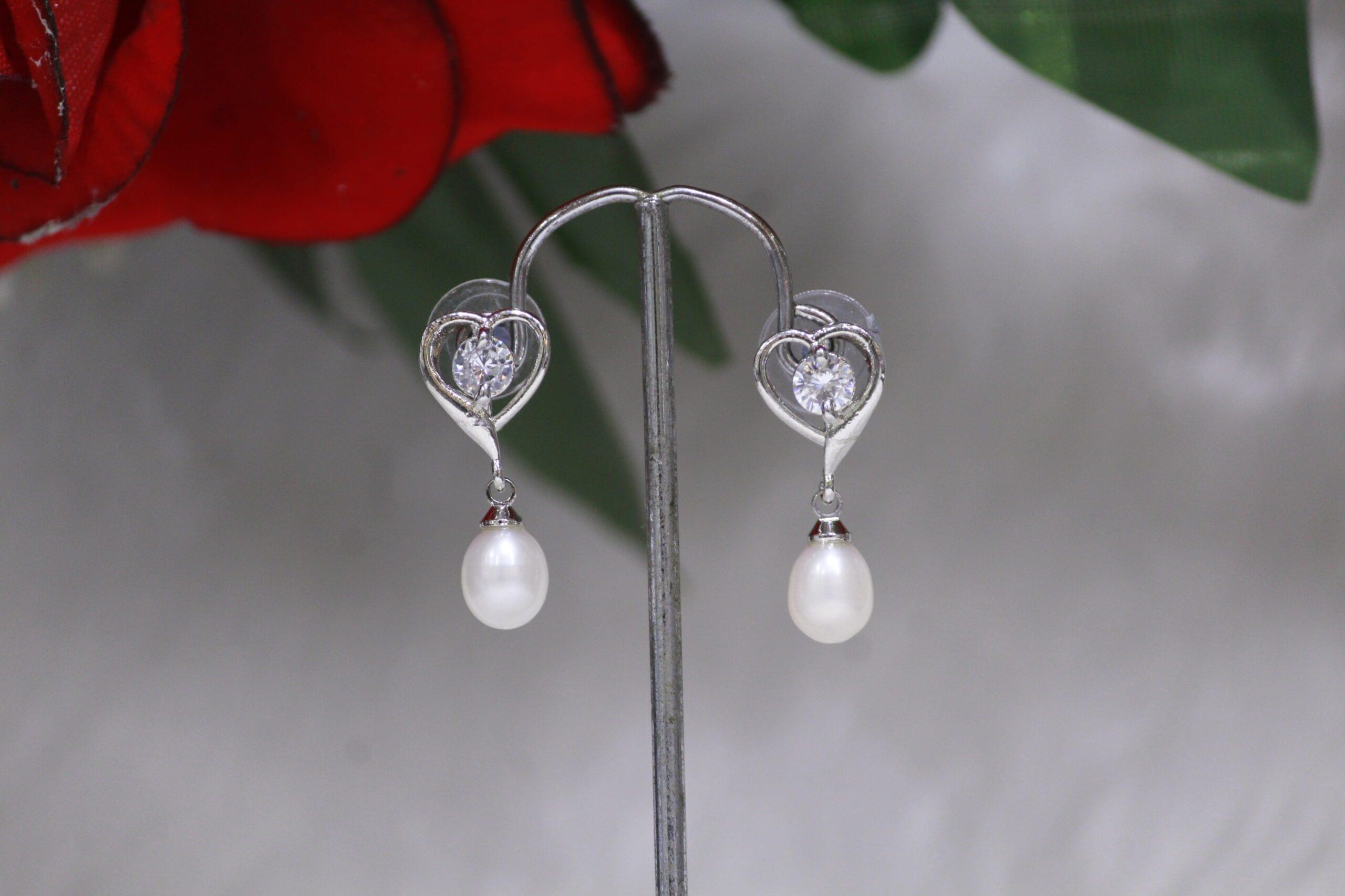 Pearl Drop Earrings with Heart Design - Elegant pearl drop earrings featuring a classic heart design for timeless beauty and versatile style.