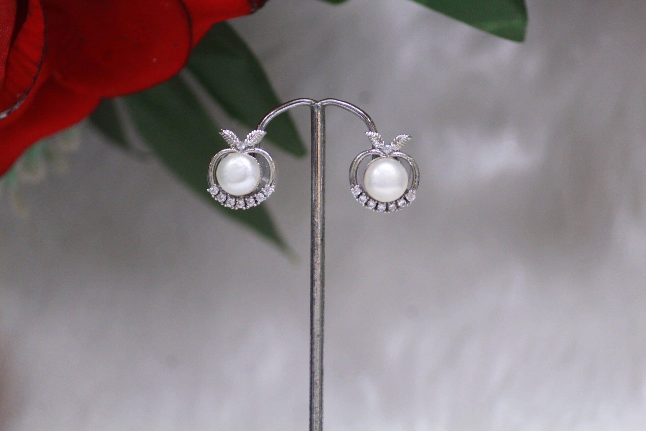 Pearl Stud Earrings with Leaf Design - Elegant pearl stud earrings featuring a delicate leaf design for a nature-inspired and timeless accessory.