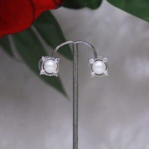 Pearl Stud Earrings with Square Design - Elegant pearl stud earrings featuring a modern square design for timeless beauty and style.