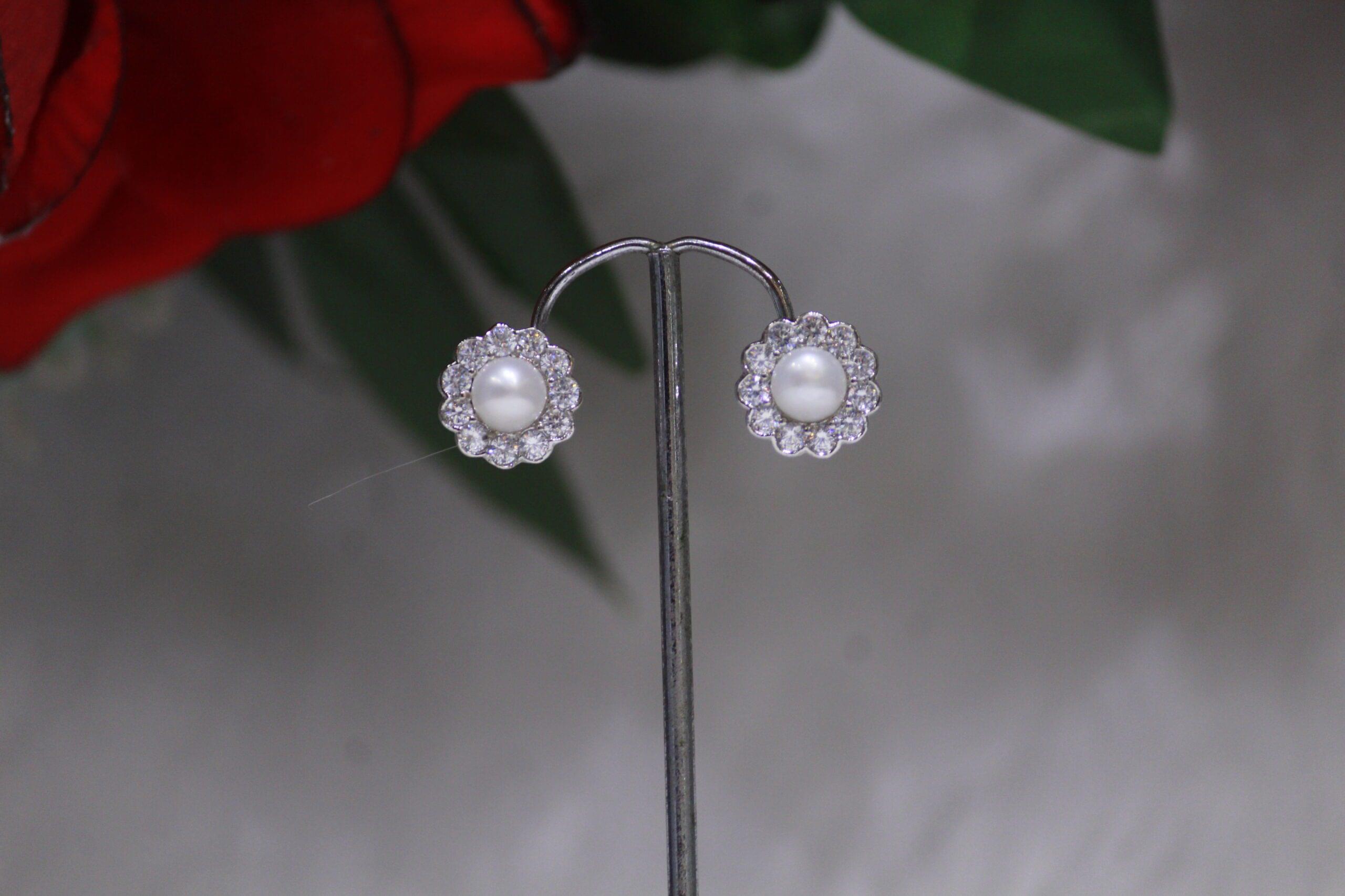 Pearl Stud Earrings with Flower Design - Elegant pearl stud earrings featuring a delicate floral design for a timeless and versatile look.