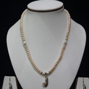 Pearl Necklace Set with Leaf-Shaped Pendant - A graceful pearl necklace set featuring a beautiful leaf-shaped pendant, perfect for nature-inspired elegance.