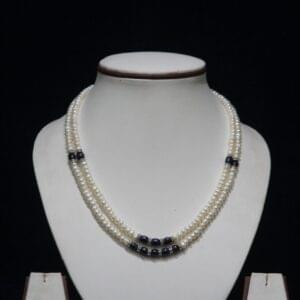 Pearl Necklace Set with Blue Stone Accents - A sophisticated and elegant combination of pearls with striking blue stone accents, adding a vibrant touch to any outfit.